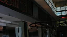 Painel eletrônico com cotações do Ibovespa no interior do prédio da bolsa de valores em São Paulo