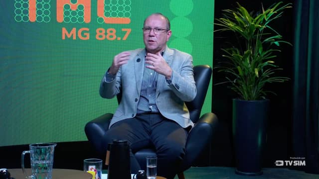 Marcelo Souza e Silva, presidente da CDL-BH, fala com as duas mãos erguidas próximas ao rosto durante entrevista