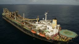 Plataforma e navio-plataforma de extração de petróleo em alto-mar, com estrutura industrial sobre o casco