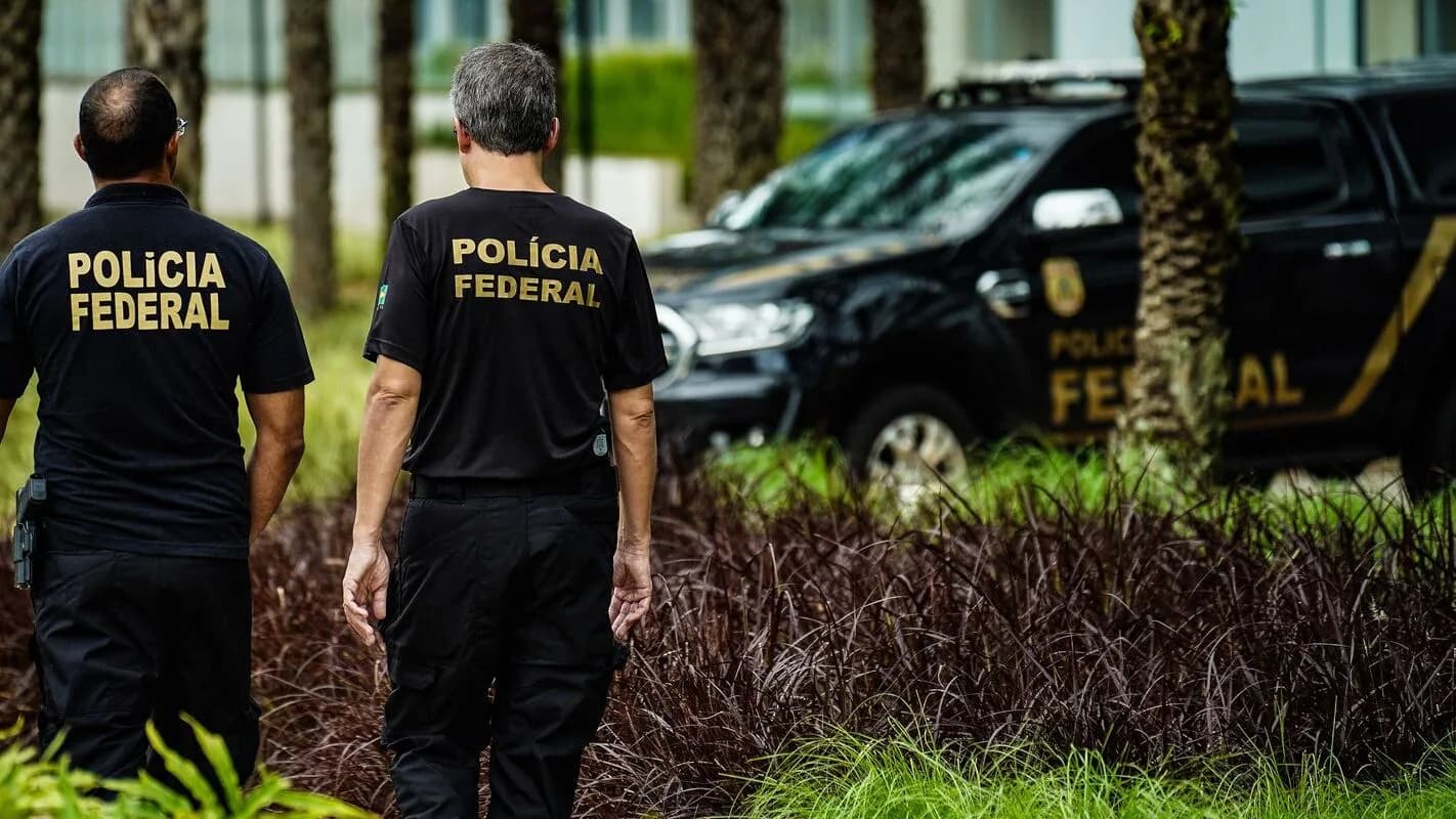 Senadores reunidos na CCJ do Senado durante votação da PEC da Segurança Pública