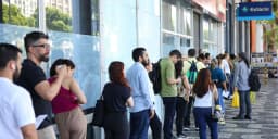 Fila de candidatos aguardando para entrar em local de prova de concurso público (foto de arquivo, ilustrativa)