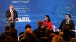 Painel de evento da ApexBrasil e do MDIC com representante discursando no púlpito