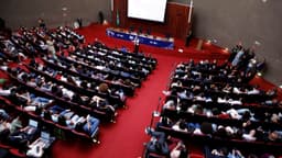 Público majoritariamente jovem lota auditório do TSE em Brasília durante evento de celebração dos 30 anos da urna eletrônica