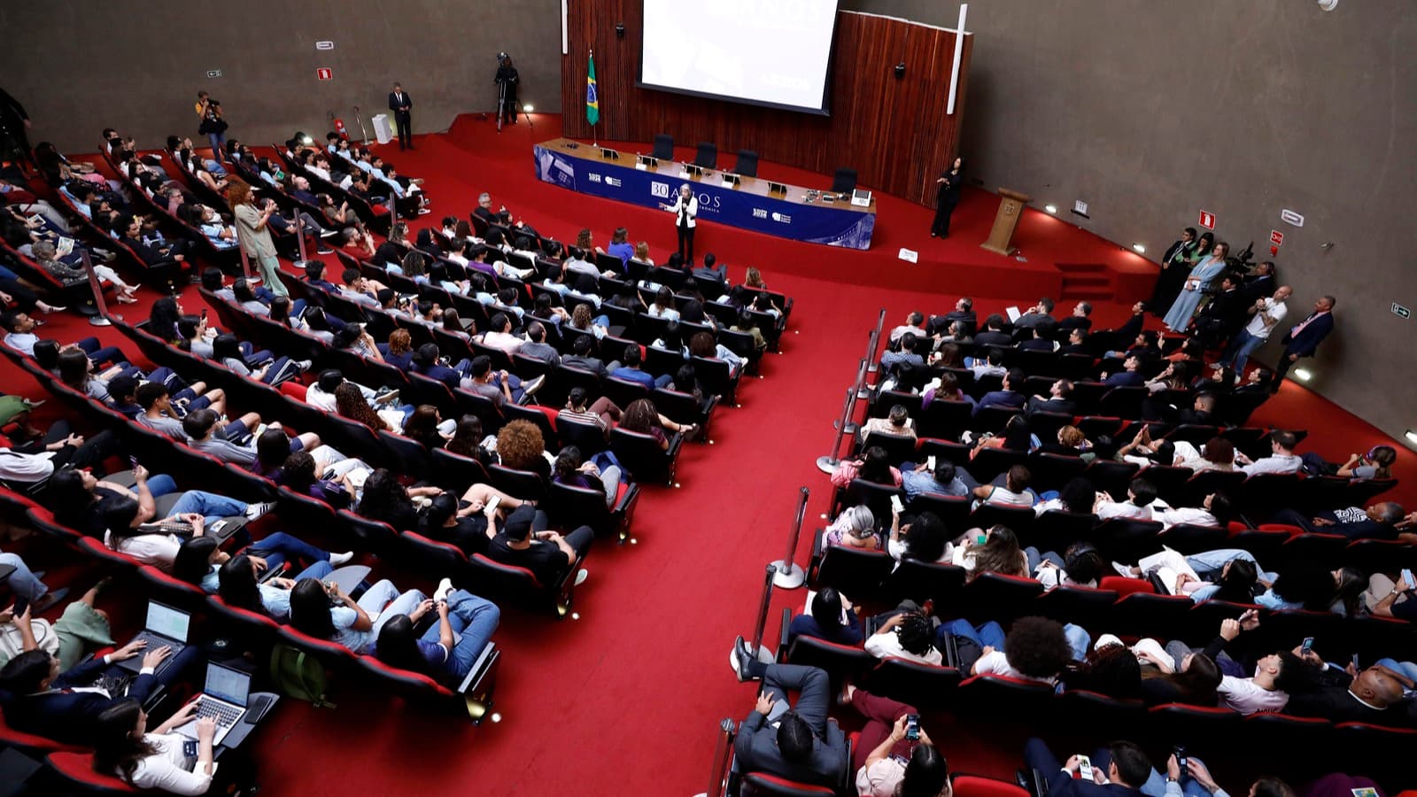 Público majoritariamente jovem lota auditório do TSE em Brasília durante evento de celebração dos 30 anos da urna eletrônica