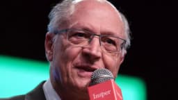 O vice-presidente Geraldo Alckmin fala ao microfone em evento sobre o tarifaço dos EUA