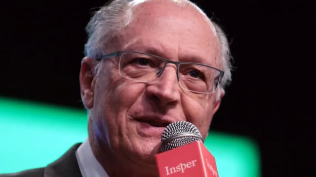 O vice-presidente Geraldo Alckmin fala ao microfone em evento sobre o tarifaço dos EUA