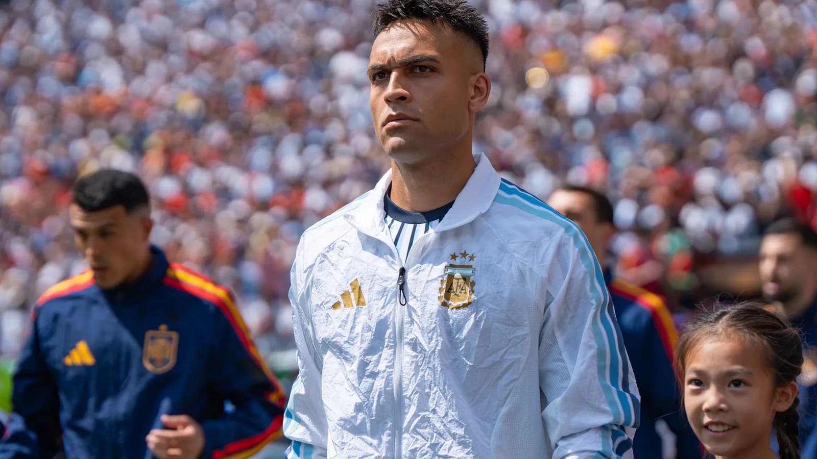 Lautaro Martínez em campo durante partida da seleção argentina