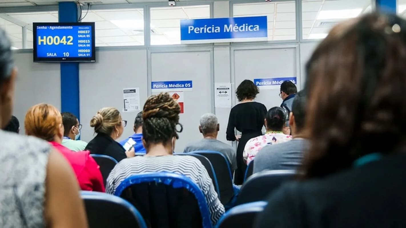 Pessoas aguardam atendimento em agência do INSS (foto de arquivo)