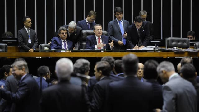 Plenário do Congresso Nacional lotado durante sessão conjunta para análise de vetos presidenciais