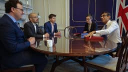 Reunião de governo com desenvolvedores de inteligência artificial (foto de arquivo, ilustra o tema debatido na ONU)