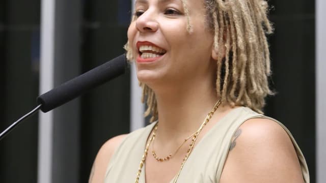 Áurea Carolina discursa ao microfone em evento na Câmara dos Deputados