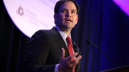 Marco Rubio discursando ao microfone durante evento