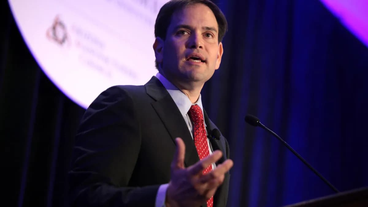 Marco Rubio discursando ao microfone durante evento