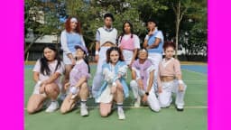 Grupo de jovens dançarinas de k-pop posa em quadra ao ar livre em São Paulo (foto de arquivo)