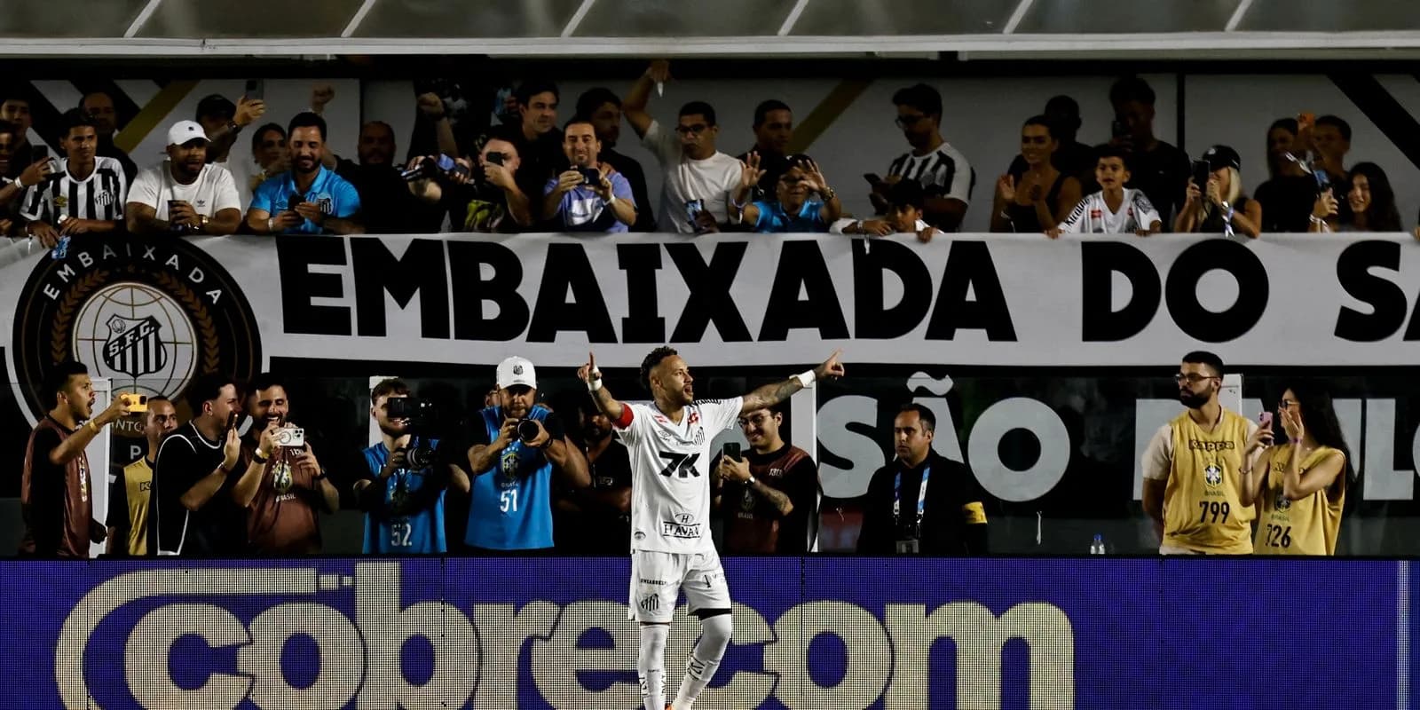 Neymar comemora em frente à torcida do Santos na Vila Belmiro (foto de arquivo)