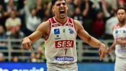 Jogador do Sesi Franca comemora em partida do NBB
