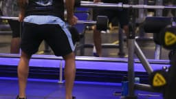 Pessoa treina com barra em academia; suplementos proteicos são comuns entre praticantes (foto de arquivo)