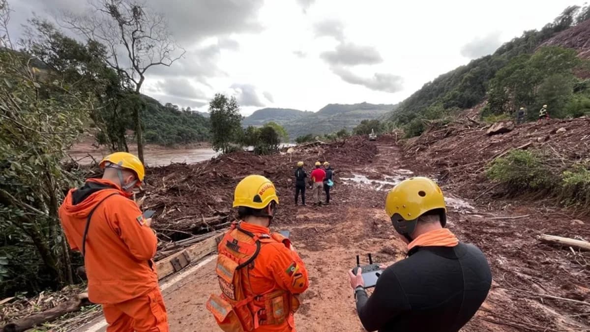Bombeiros do Corpo de Bombeiros Militar do Amapá em ação durante missão de resgate em Bento Gonçalves (RS), foto de arquivo de 2024