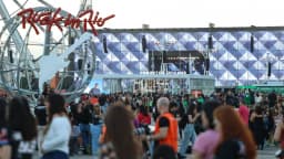 Público reunido em frente ao letreiro do Rock in Rio, com o Palco Mundo ao fundo