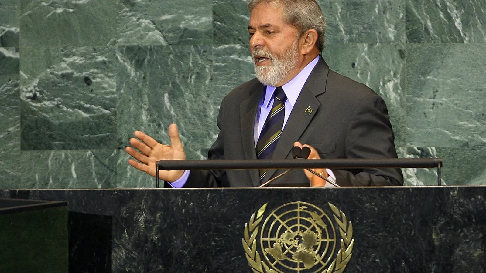 Lula discursa na tribuna da Assembleia Geral da ONU, com o emblema da organização em destaque no púlpito