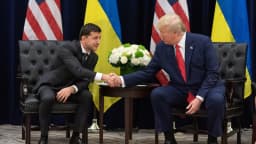 Volodymyr Zelensky e Donald Trump se cumprimentam em encontro oficial, em imagem de arquivo