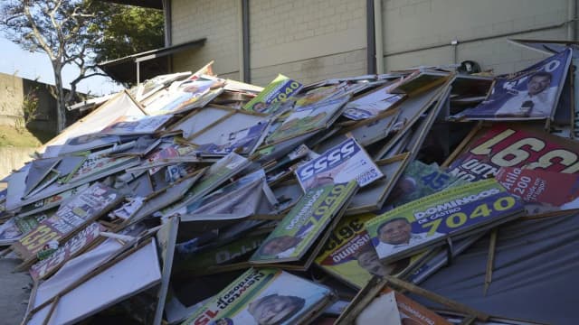 Pilha de material de propaganda eleitoral descartado em via pública