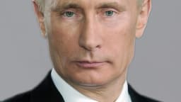 Retrato oficial do presidente russo Vladimir Putin, de terno escuro e gravata vermelha