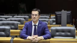 Deltan Dallagnol sentado em plenário da Câmara dos Deputados