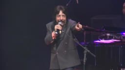 Benito di Paula canta ao microfone em apresentação
