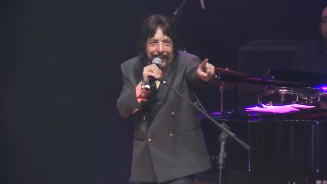 Benito di Paula canta ao microfone em apresentação