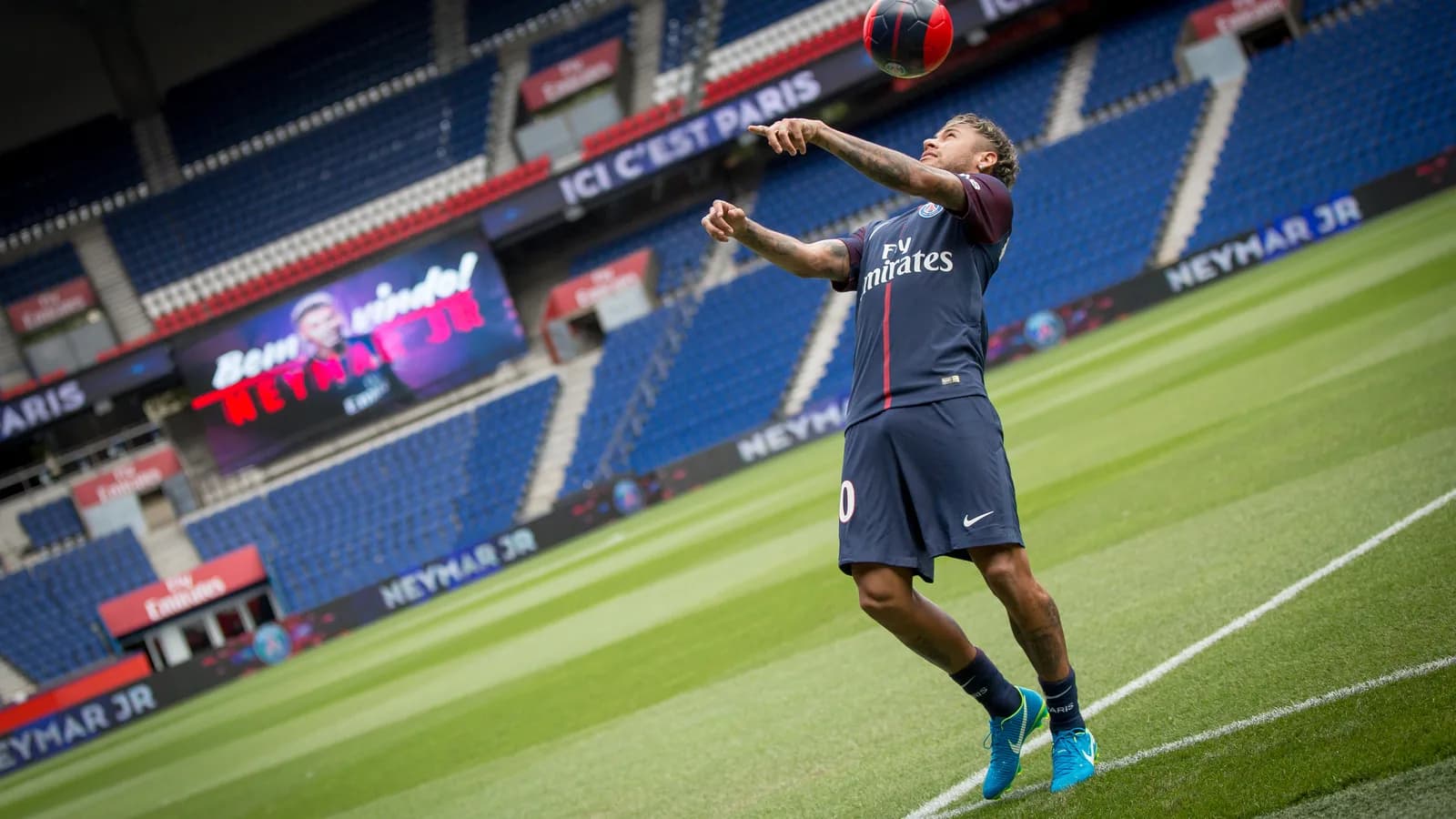 Neymar em ação em campo, foto de arquivo