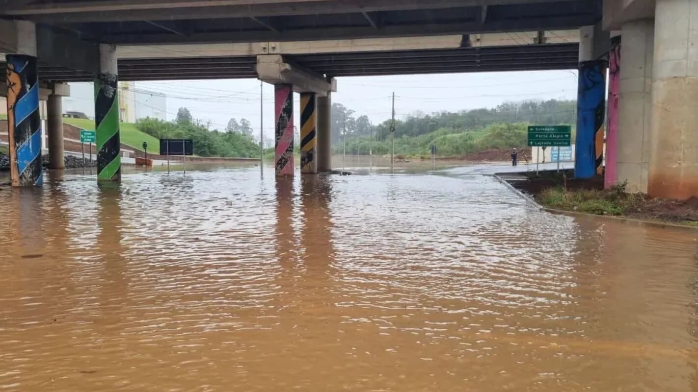 Via alagada sob viaduto após chuva forte no Sul do Brasil