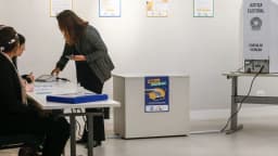 Eleitora vota em urna eletrônica da Justiça Eleitoral no 1º turno das eleições 2026