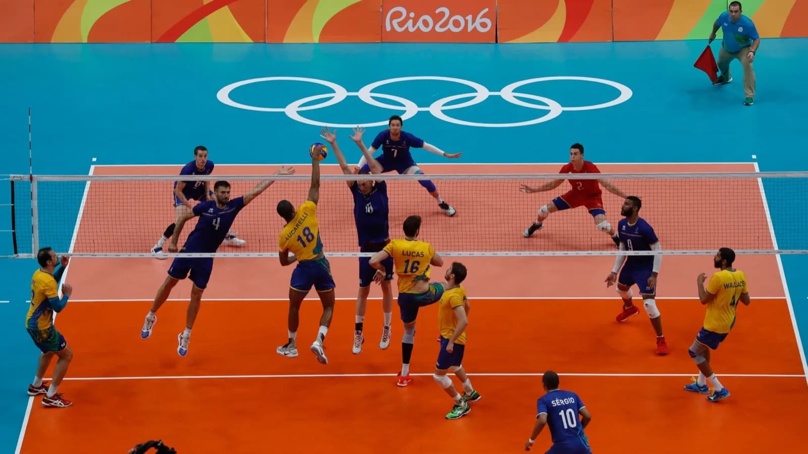 Jogador brasileiro ataca em partida de vôlei masculino contra a França, foto de arquivo dos Jogos Rio 2016