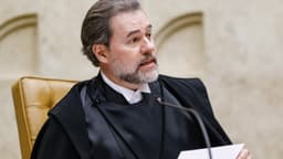 Ministro Dias Toffoli, do STF, de toga, discursa durante sessão