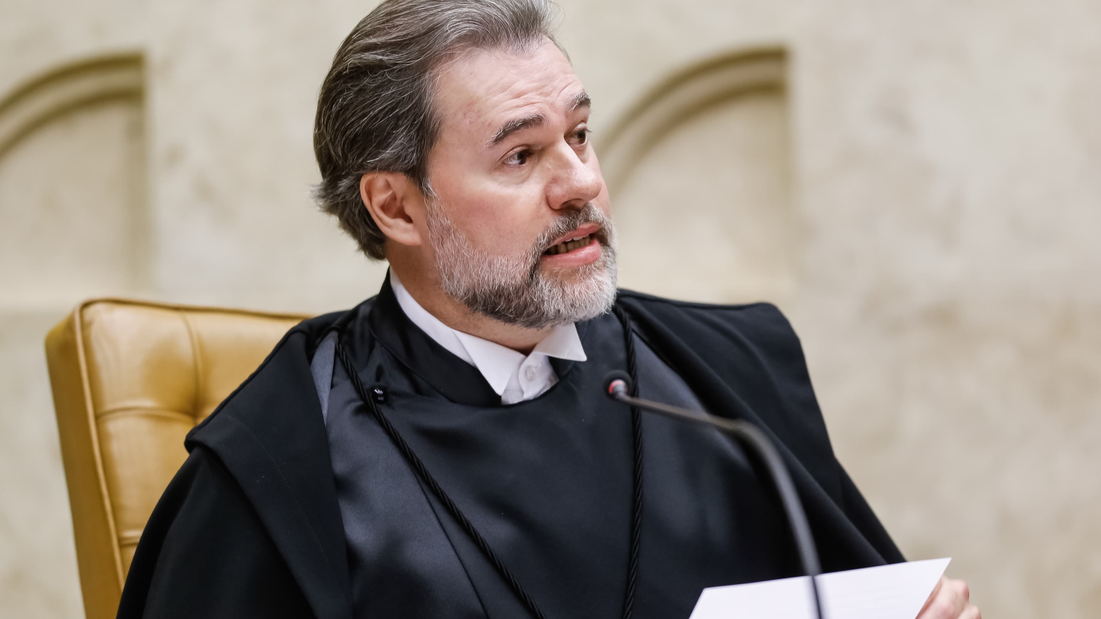 Ministro Dias Toffoli, do STF, de toga, discursa durante sessão