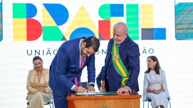 Jorge Messias cumprimenta o presidente Lula durante cerimônia de posse na AGU