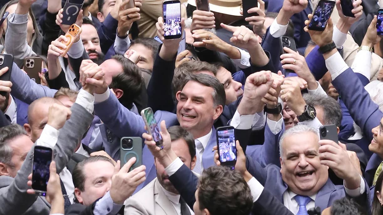 O senador e candidato à Presidência Flávio Bolsonaro (PL) em sessão no Congresso Nacional