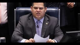 O presidente do Senado, Davi Alcolumbre, preside sessão no plenário (imagem de arquivo)