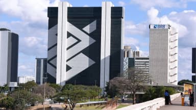 Sede do Banco do Brasil em Brasília, prédio com fachada em vidro escuro e detalhe geométrico branco