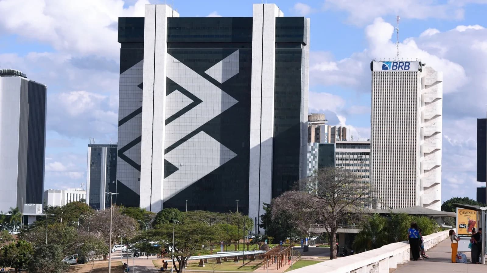 Sede do Banco do Brasil em Brasília, prédio com fachada em vidro escuro e detalhe geométrico branco
