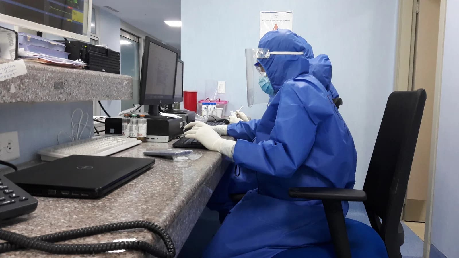 Profissional de saúde paramentado atende paciente durante a pandemia de Covid-19 (foto de arquivo)