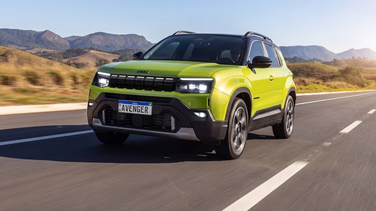 Jeep Avenger verde em movimento numa estrada, com placa de identificação Avenger