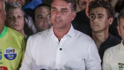 Flávio Bolsonaro em coletiva de imprensa, cercado por apoiadores