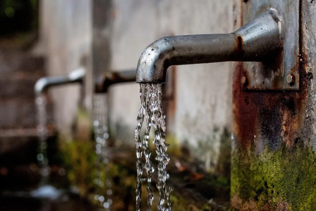 Imagem ilustrativa: faucet, fountain, water, nature, water dispenser, watercourse, water fountain, drinking water, water basin