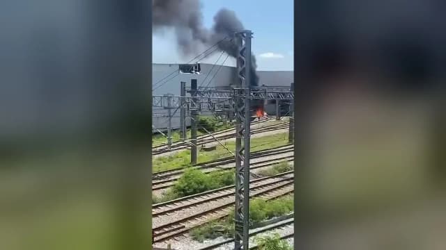 Fumaça preta e fogo sobre os trilhos no pátio de manutenção da estação São Gabriel, do metrô de BH, após a queda do avião