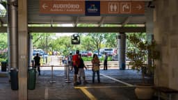Visitantes na entrada do auditório da Usina de Itaipu, na fronteira entre Brasil e Paraguai