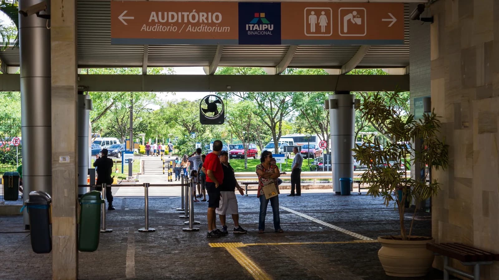 Visitantes na entrada do auditório da Usina de Itaipu, na fronteira entre Brasil e Paraguai