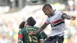 Jogador do São Paulo disputa bola de cabeça contra o Palmeiras em partida da Supercopa do Brasil