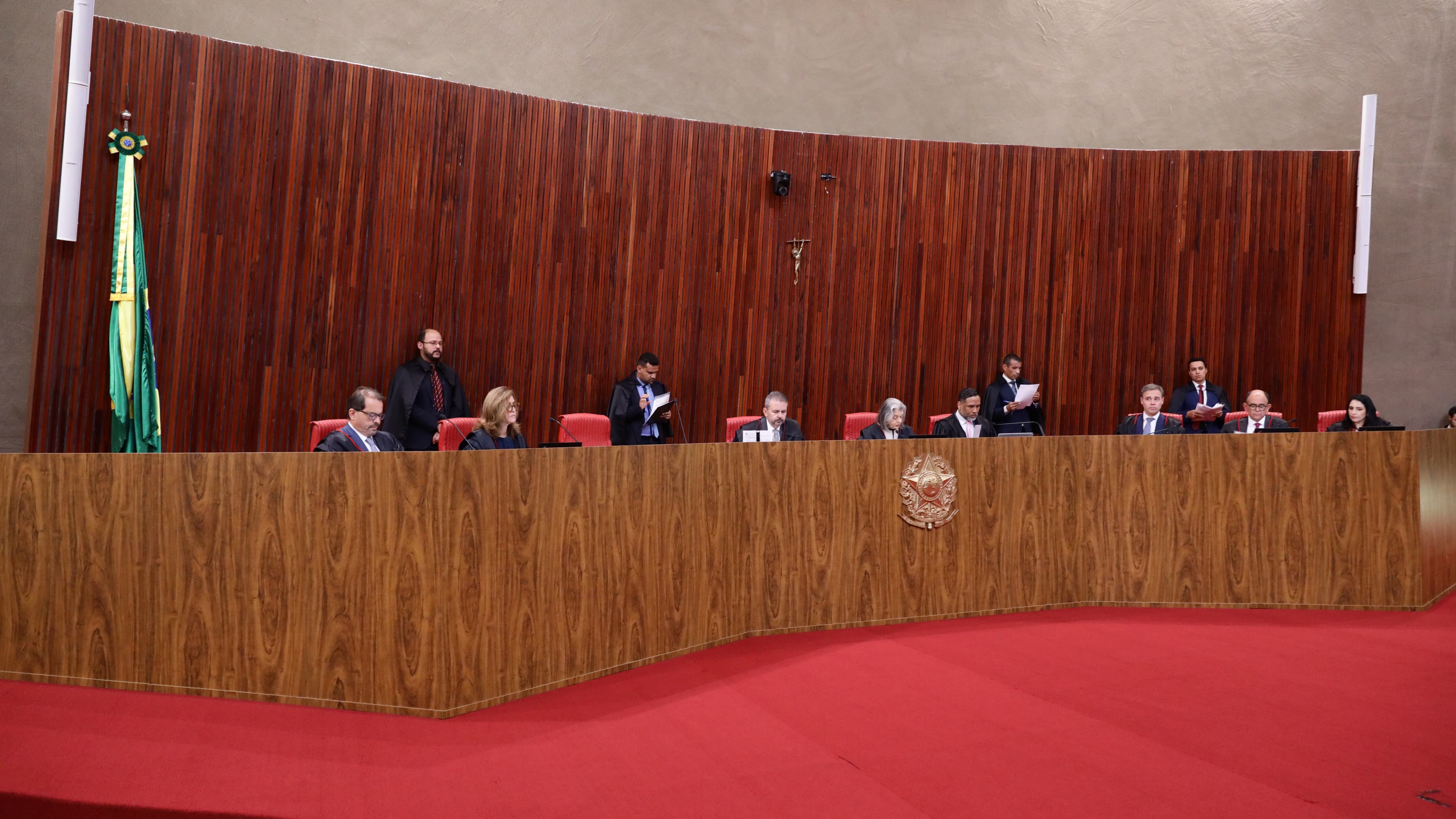 Ministros do Tribunal Superior Eleitoral reunidos na bancada durante sessão plenária, em Brasília